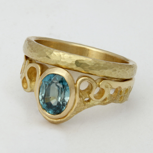 A wedding band and a Fine Loop Ring in 18K yellow gold with oval blue/green Tourmaline